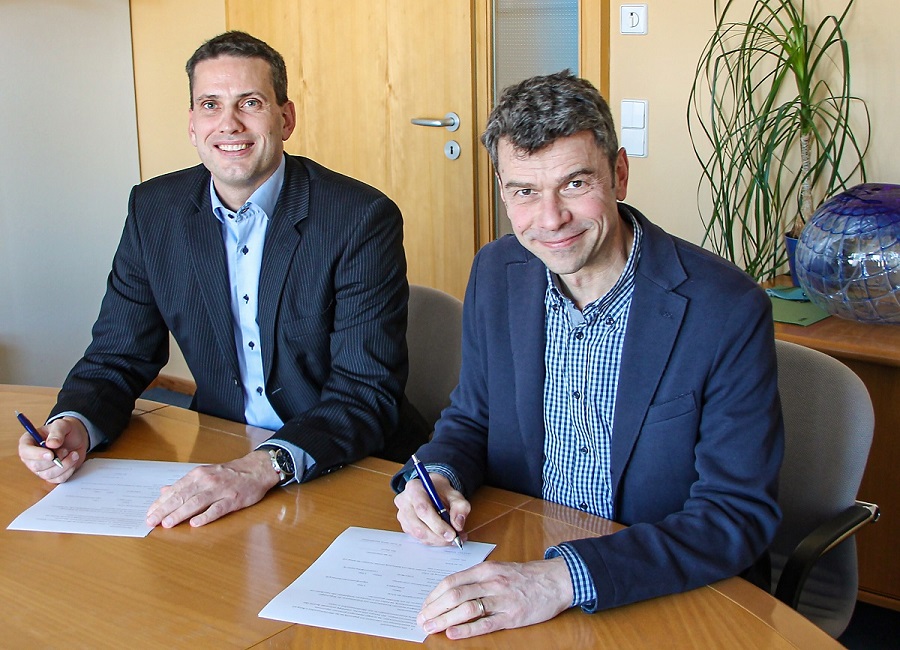 NOW-Geschäftsführer Dr. Jochen Damm und Rektor Ulrich Kern (Realschule am Karlsberg) beschließen die Bildungspartnerschaft im März 2019.