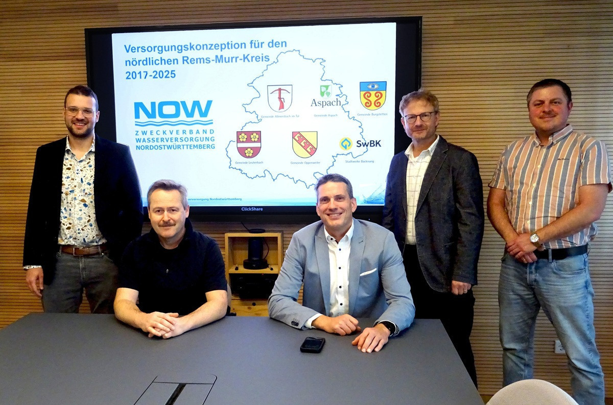 Geschäftsführer Dr. Damm (Mitte) mit Nils Köhnlein (Planung und Bau), Marco Düring (Projektleiter), Stefan Bauer (Netze & Anlagen) und Christian Turowski (Wasserwerke) Geschäftsführer Dr. Damm (Mitte) mit Nils Köhnlein (Planung und Bau), Marco Düring (Projektleiter), Stefan Bauer (Netze & Anlagen) und Christian Turowski (Wasserwerke)