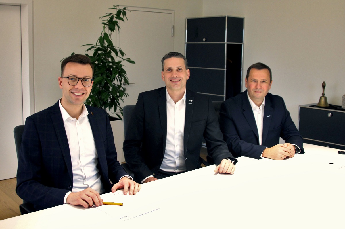 Vertragsunterzeichnung in Satteldorf: Bürgermeister Thomas Haas, Geschäftsführer Dr. Jochen Damm (NOW), Technische Führungskraft Martin Frank (NOW)